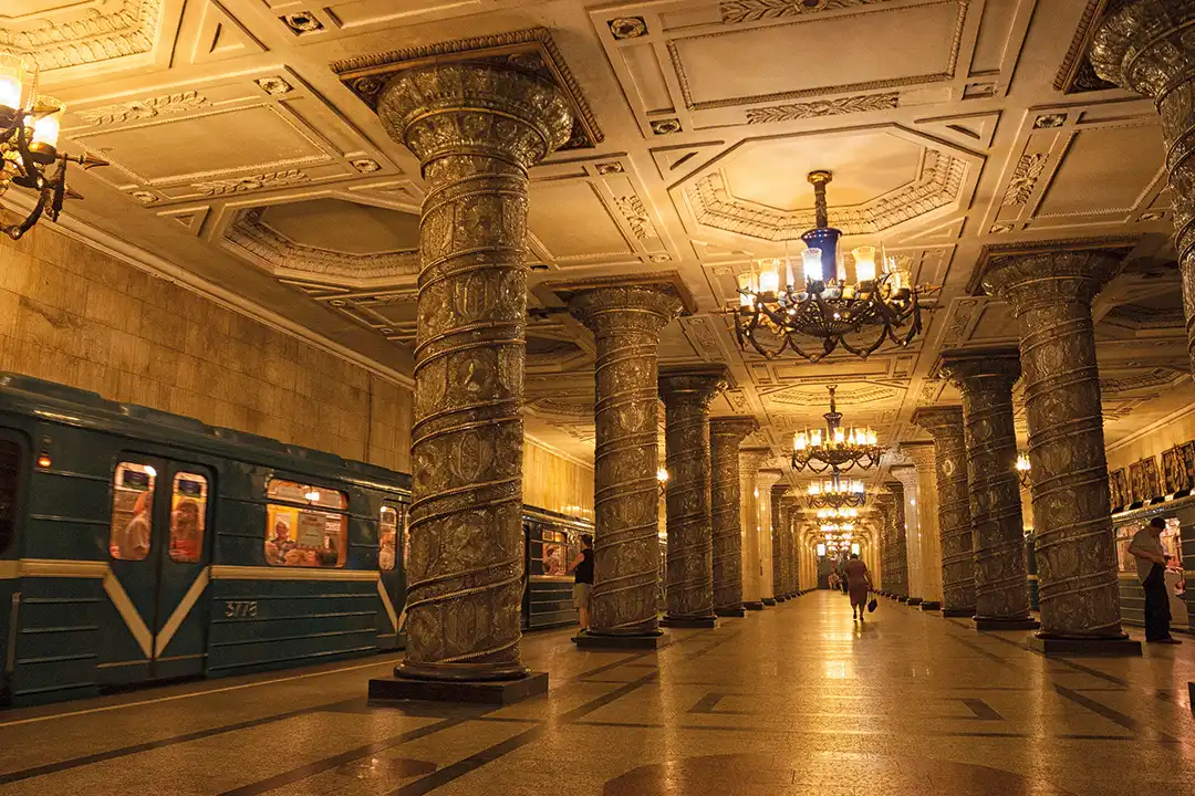 El Metro de Moscú una galería de arte que es refugio atómico a 70 metros de profundidad
